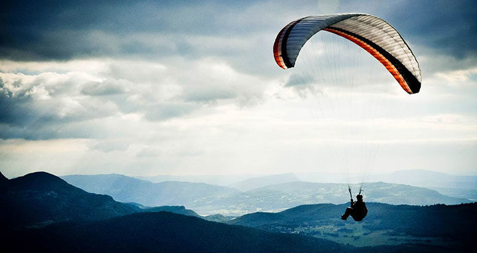 Skok ze spadochronem - czy to dobry pomysł na prezent?