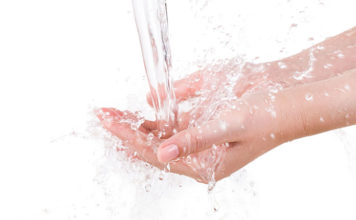 Jak zadbać o prawidłowe nawodnienie organizmu w pracy?