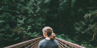 Regulacja brwi pęsetą