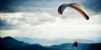 Skok ze spadochronem - czy to dobry pomysł na prezent?
