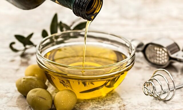 Dlaczego dodajemy oliwę do sałatek?