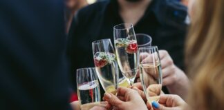 Jakie imprezy okolicznościowe można zorganizować w restauracji